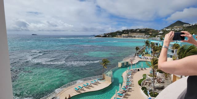 Photo 2 by ALEXANDRE D. about renting a Toyota Corolla in Sint Maarten (3/9/25)