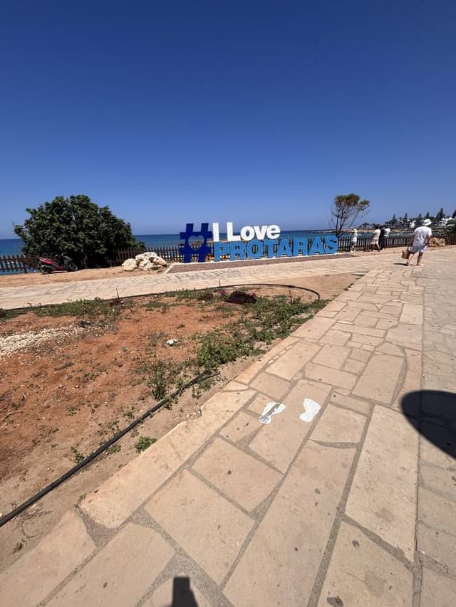 Photo 4 by Victoria R. about hiring a Toyota Auris in Cyprus (22/05/25)