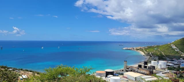 Photo 4 by ALEXANDRE D. about renting a Toyota Corolla in Sint Maarten (3/9/25)