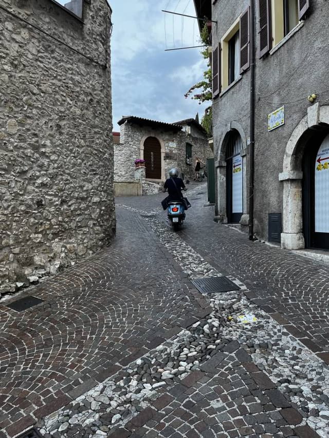 Photo 5 by Mariusz D. about hiring a Citroen C3 in Milan (26/08/23)